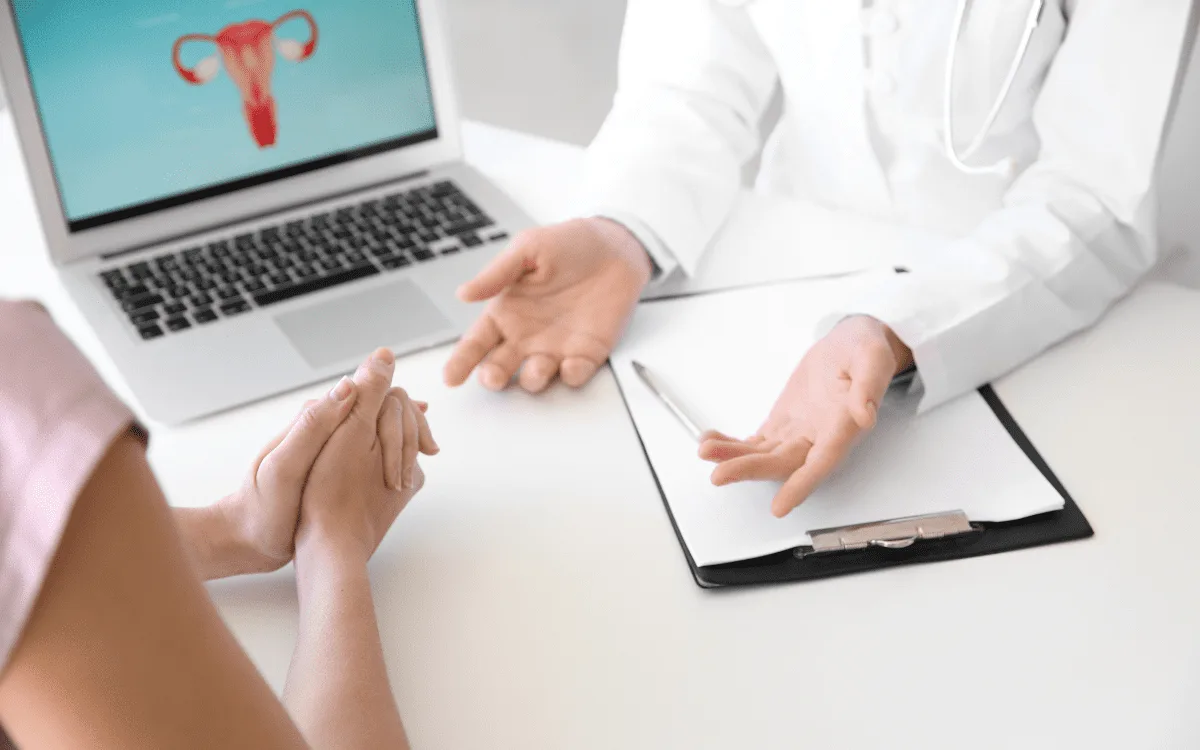 ¿Qué especialista trata el flujo vaginal anormal?